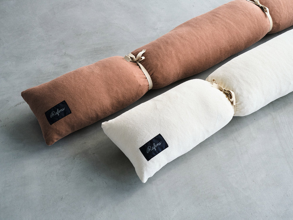 妊婦さんがRafens抱き枕を使用しているイメージ